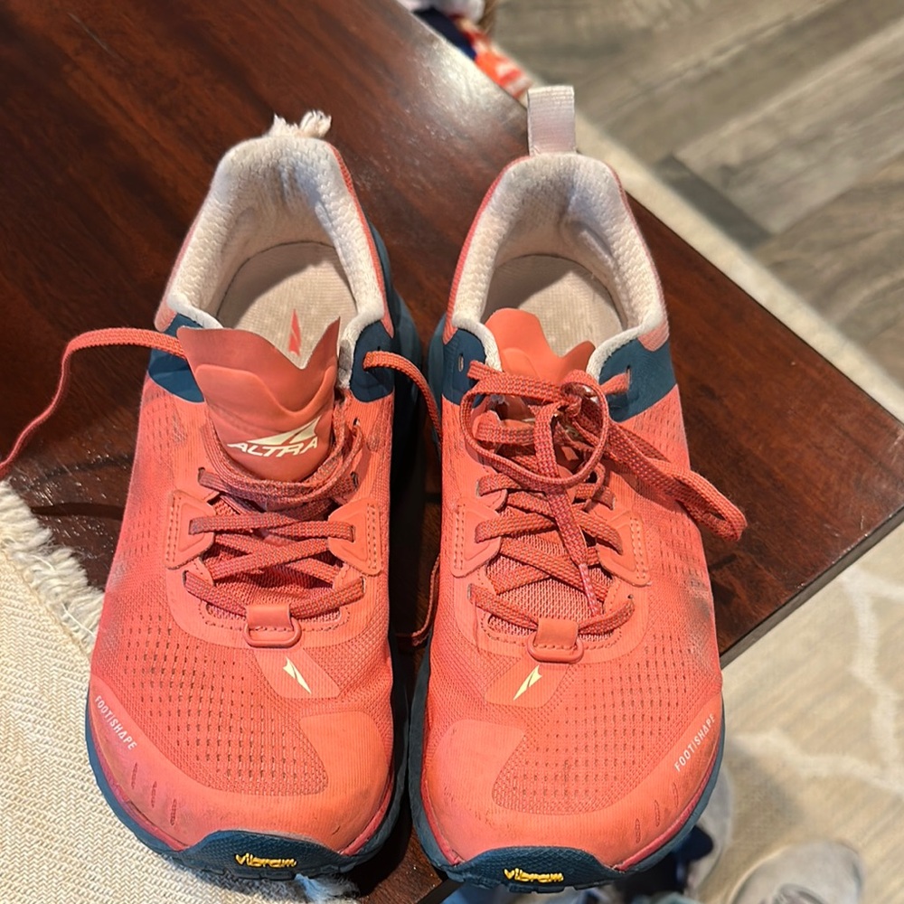 Sz 8.5 Altra Women’s Coral Running / Trail Shoes